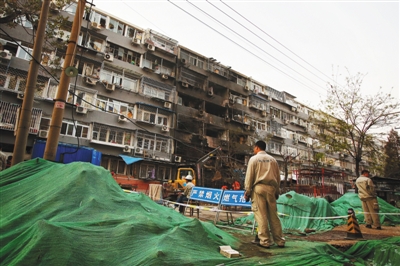 救援人員在現(xiàn)場(chǎng)排查。