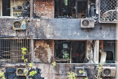 爆燃后的居民樓現(xiàn)場(chǎng)。