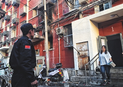 居民整理完家中的貴重物品后從居民樓走出。