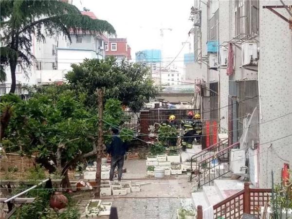 突發(fā)！青島一居民樓發(fā)生爆燃！已造1人死亡，7人受傷！3公里外有震感…