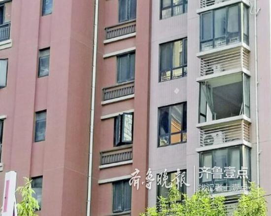 該住戶家的窗戶多處破損。 齊魯晚報·齊魯壹點記者 時培磊 攝