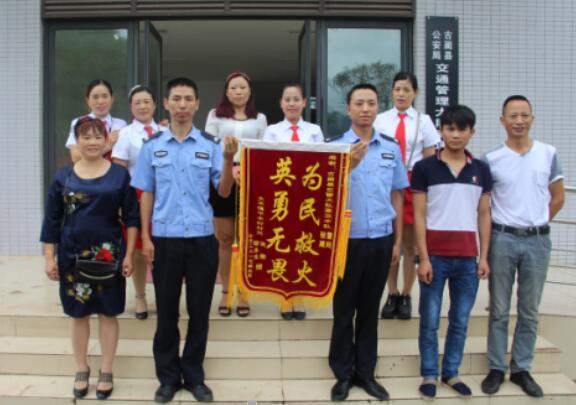 瀘州居民房煤氣爆炸 路過民警冒險(xiǎn)排除二次爆炸